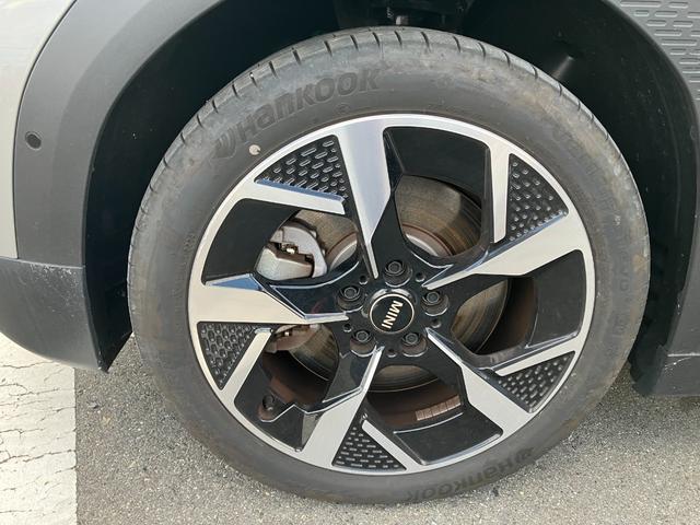 ＭＩＮＩ エースマンＳＥ　クラシック・トリム　禁煙車　ＡＣＣ　衝突軽減ブレーキ　前車接近警告　障害物センサー　ＭＩＮＩナビゲーション　全周囲カメラ　シートヒーター　ステアリングヒーター　パーキングアシスト　ドライブモード（4枚目）