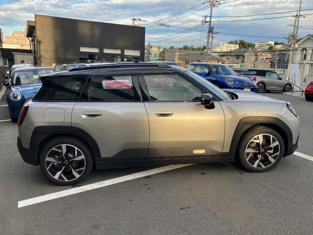ＭＩＮＩ エースマンＳＥ　クラシック・トリム　禁煙車　ＡＣＣ　衝突軽減ブレーキ　前車接近警告　障害物センサー　ＭＩＮＩナビゲーション　全周囲カメラ　シートヒーター　ステアリングヒーター　パーキングアシスト　ドライブモード（7枚目）