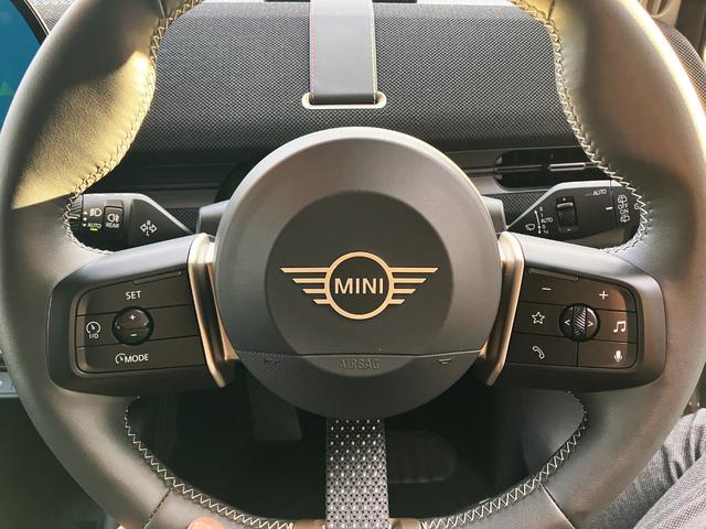 ＭＩＮＩ エースマンＳＥ　クラシック・トリム　禁煙車　ＡＣＣ　衝突軽減ブレーキ　前車接近警告　障害物センサー　ＭＩＮＩナビゲーション　全周囲カメラ　シートヒーター　ステアリングヒーター　パーキングアシスト　ドライブモード（11枚目）