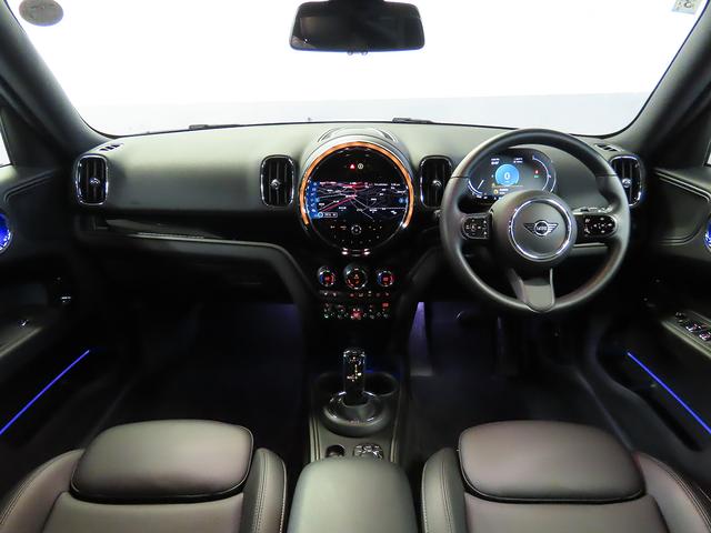 ＭＩＮＩ クーパーＤクロスオーバーオール４シャドーエディション　シャドーエディション　禁煙車　衝突軽減ブレーキ　前車接近警告　障害物センサー　ＨＤＤナビ　バックカメラ　ＡＣＣ　シートヒーター　キーレス　ＬＥＤヘッドライト　ＥＴＣ　ミュージックプレイヤー接続可（4枚目）