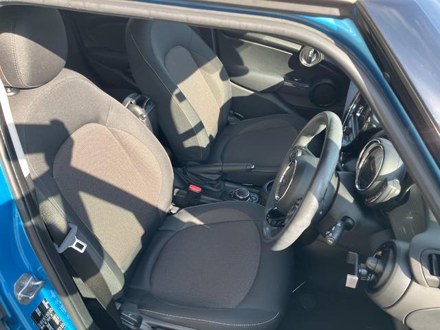 ＭＩＮＩ クーパーＤ　禁煙車　衝突軽減ブレーキ　前車接近警告　ＨＤＤナビ　バックカメラ　障害物センサー　パーキングアシスト　スマートキー　ＥＴＣ　ＬＥＤヘッドライト　ＭＴモード付ＡＴ（7枚目）