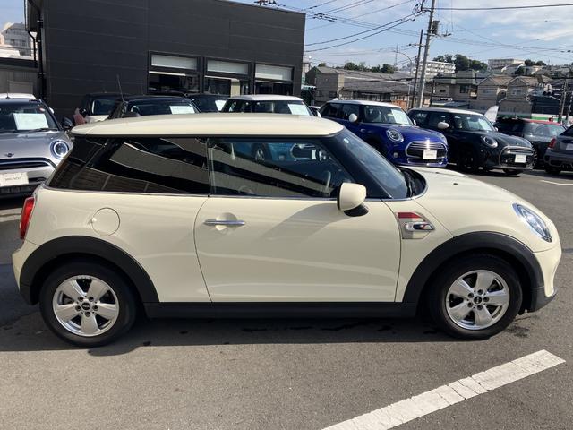 MINI ワン 禁煙車 衝突軽減ブレーキ 前車接近警告 HDDナビ バックカメラ 本革巻ステアリングホイール 障害物センサー キーレス LEDヘッドライト MTモード付AT(7枚目)