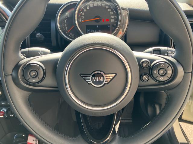 MINI ワン 禁煙車 衝突軽減ブレーキ 前車接近警告 HDDナビ バックカメラ 本革巻ステアリングホイール 障害物センサー キーレス LEDヘッドライト MTモード付AT(8枚目)