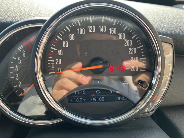 MINI ワン 禁煙車 衝突軽減ブレーキ 前車接近警告 HDDナビ バックカメラ 本革巻ステアリングホイール 障害物センサー キーレス LEDヘッドライト MTモード付AT(9枚目)