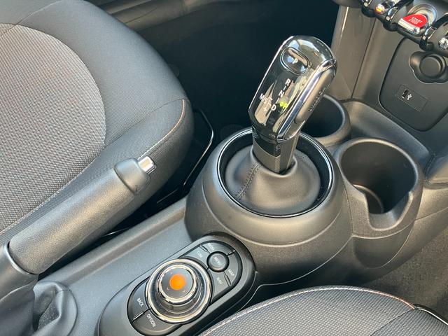 MINI ワン 禁煙車 衝突軽減ブレーキ 前車接近警告 HDDナビ バックカメラ 本革巻ステアリングホイール 障害物センサー キーレス LEDヘッドライト MTモード付AT(13枚目)