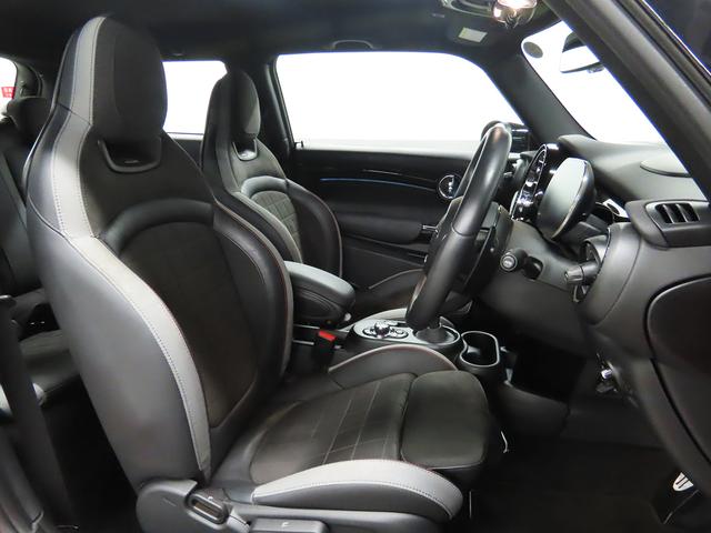 ＭＩＮＩ ジョンクーパーワークス　ジョンクーパーワークストリム　禁煙車　ＡＣＣ　衝突軽減ブレーキ　前車接近警告　アップルカープレイ　ヘッドアップディスプレイ　ドライブモード　バックカメラ　パーキングアシスト　スマートキー（2枚目）