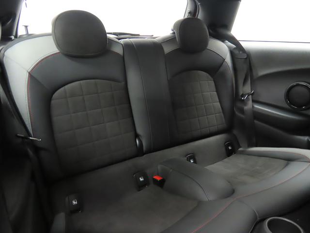 ＭＩＮＩ ジョンクーパーワークス　ジョンクーパーワークストリム　禁煙車　ＡＣＣ　衝突軽減ブレーキ　前車接近警告　アップルカープレイ　ヘッドアップディスプレイ　ドライブモード　バックカメラ　パーキングアシスト　スマートキー（3枚目）