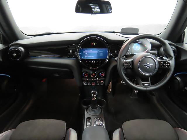 ＭＩＮＩ ジョンクーパーワークス　ジョンクーパーワークストリム　禁煙車　ＡＣＣ　衝突軽減ブレーキ　前車接近警告　アップルカープレイ　ヘッドアップディスプレイ　ドライブモード　バックカメラ　パーキングアシスト　スマートキー（4枚目）