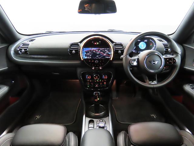 ＭＩＮＩ クーパＳＤクラブマンプレミアム＋Ｐミニユアーズトリム　禁煙車　黒革シート　シートヒーター　ＡＣＣ　衝突軽減ブレーキ　前車接近警告　ＨＤＤナビ　バックカメラ　スマートキー　障害物センサー　ドライブモード　ＬＥＤヘッドライト　ＭＴモード付ＡＴ（4枚目）