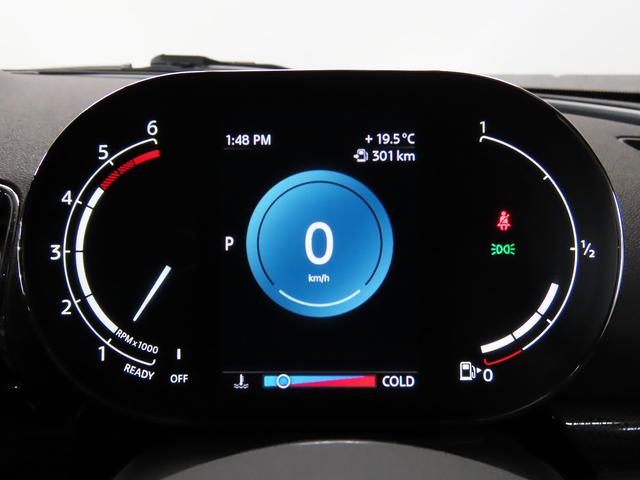 ＭＩＮＩ クーパＳＤクラブマンプレミアム＋Ｐミニユアーズトリム　禁煙車　黒革シート　シートヒーター　ＡＣＣ　衝突軽減ブレーキ　前車接近警告　ＨＤＤナビ　バックカメラ　スマートキー　障害物センサー　ドライブモード　ＬＥＤヘッドライト　ＭＴモード付ＡＴ（6枚目）