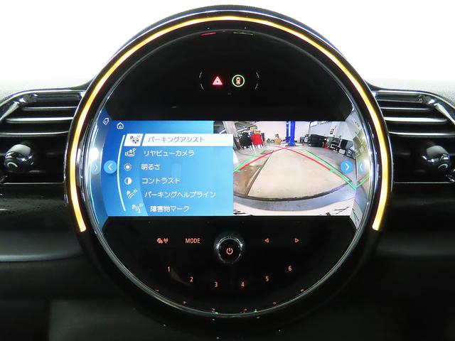 ＭＩＮＩ クーパＳＤクラブマンプレミアム＋Ｐミニユアーズトリム　禁煙車　黒革シート　シートヒーター　ＡＣＣ　衝突軽減ブレーキ　前車接近警告　ＨＤＤナビ　バックカメラ　スマートキー　障害物センサー　ドライブモード　ＬＥＤヘッドライト　ＭＴモード付ＡＴ（8枚目）