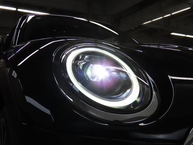 ＭＩＮＩ クーパＳＤクラブマンプレミアム＋Ｐミニユアーズトリム　禁煙車　黒革シート　シートヒーター　ＡＣＣ　衝突軽減ブレーキ　前車接近警告　ＨＤＤナビ　バックカメラ　スマートキー　障害物センサー　ドライブモード　ＬＥＤヘッドライト　ＭＴモード付ＡＴ（16枚目）