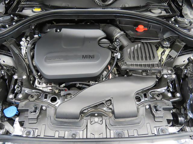 ＭＩＮＩ クーパＳＤクラブマンプレミアム＋Ｐミニユアーズトリム　禁煙車　黒革シート　シートヒーター　ＡＣＣ　衝突軽減ブレーキ　前車接近警告　ＨＤＤナビ　バックカメラ　スマートキー　障害物センサー　ドライブモード　ＬＥＤヘッドライト　ＭＴモード付ＡＴ（17枚目）