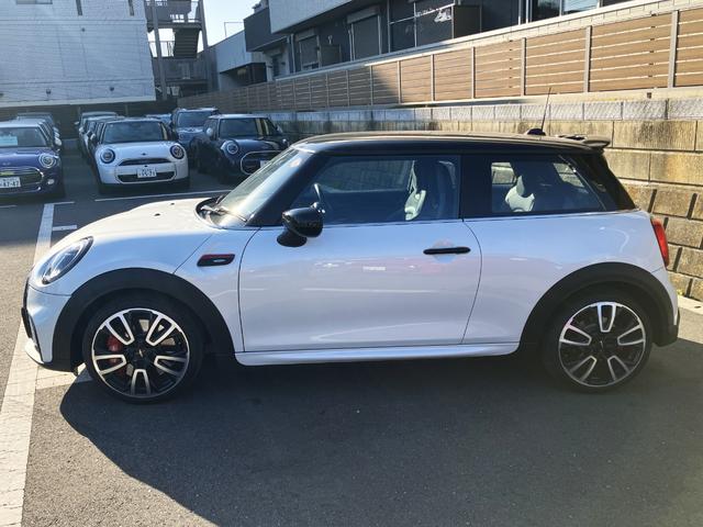 ＭＩＮＩ ＪＣＷ　プレミアムプラスパッケージ　ＪＣＷトリム　禁煙車　ＨＤＤナビ　ＡＣＣ　バックカメラ　衝突軽減ブレーキ　前車接近警告　パドルシフト　障害物センサー　シートヒーター　パーキングアシスト　ドライブモード　ＬＥＤヘッドライト（3枚目）
