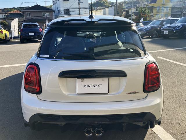 ＭＩＮＩ ＪＣＷ　プレミアムプラスパッケージ　ＪＣＷトリム　禁煙車　ＨＤＤナビ　ＡＣＣ　バックカメラ　衝突軽減ブレーキ　前車接近警告　パドルシフト　障害物センサー　シートヒーター　パーキングアシスト　ドライブモード　ＬＥＤヘッドライト（4枚目）