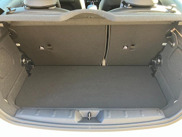 ＭＩＮＩ ＪＣＷ　プレミアムプラスパッケージ　ＪＣＷトリム　禁煙車　ＨＤＤナビ　ＡＣＣ　バックカメラ　衝突軽減ブレーキ　前車接近警告　パドルシフト　障害物センサー　シートヒーター　パーキングアシスト　ドライブモード　ＬＥＤヘッドライト（5枚目）