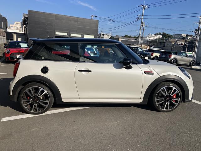 ＭＩＮＩ ＪＣＷ　プレミアムプラスパッケージ　ＪＣＷトリム　禁煙車　ＨＤＤナビ　ＡＣＣ　バックカメラ　衝突軽減ブレーキ　前車接近警告　パドルシフト　障害物センサー　シートヒーター　パーキングアシスト　ドライブモード　ＬＥＤヘッドライト（6枚目）