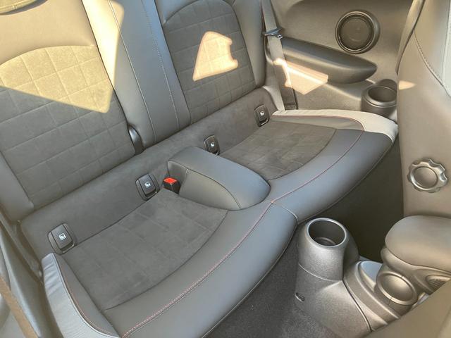 ＭＩＮＩ ＪＣＷ　プレミアムプラスパッケージ　ＪＣＷトリム　禁煙車　ＨＤＤナビ　ＡＣＣ　バックカメラ　衝突軽減ブレーキ　前車接近警告　パドルシフト　障害物センサー　シートヒーター　パーキングアシスト　ドライブモード　ＬＥＤヘッドライト（8枚目）