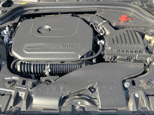 ＭＩＮＩ ＪＣＷ　プレミアムプラスパッケージ　ＪＣＷトリム　禁煙車　ＨＤＤナビ　ＡＣＣ　バックカメラ　衝突軽減ブレーキ　前車接近警告　パドルシフト　障害物センサー　シートヒーター　パーキングアシスト　ドライブモード　ＬＥＤヘッドライト（16枚目）