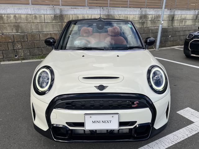 ＭＩＮＩ クーパーＳ　コンバーチブル　クラシック・トリム　禁煙車　モルトブラウンレザー　シートヒーター　衝突軽減ブレーキ　前車接近警告　アップルカープレイ　バックカメラ　スマートキー　ドライブモード　ＬＥＤヘッドライト　ＭＴモード付ＡＴ（2枚目）