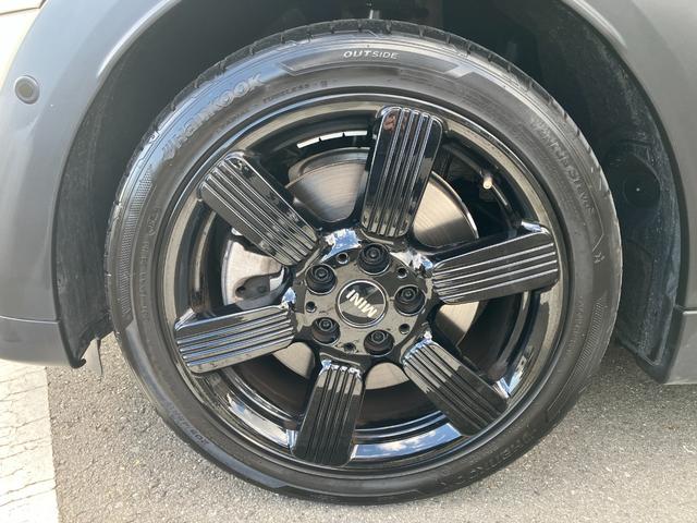 ＭＩＮＩ クーパーＳ　コンバーチブル　クラシック・トリム　禁煙車　モルトブラウンレザー　シートヒーター　衝突軽減ブレーキ　前車接近警告　アップルカープレイ　バックカメラ　スマートキー　ドライブモード　ＬＥＤヘッドライト　ＭＴモード付ＡＴ（3枚目）