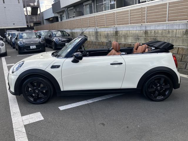 ＭＩＮＩ クーパーＳ　コンバーチブル　クラシック・トリム　禁煙車　モルトブラウンレザー　シートヒーター　衝突軽減ブレーキ　前車接近警告　アップルカープレイ　バックカメラ　スマートキー　ドライブモード　ＬＥＤヘッドライト　ＭＴモード付ＡＴ（4枚目）