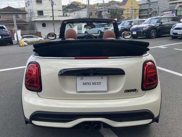 ＭＩＮＩ クーパーＳ　コンバーチブル　クラシック・トリム　禁煙車　モルトブラウンレザー　シートヒーター　衝突軽減ブレーキ　前車接近警告　アップルカープレイ　バックカメラ　スマートキー　ドライブモード　ＬＥＤヘッドライト　ＭＴモード付ＡＴ（5枚目）