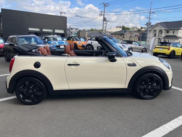 ＭＩＮＩ クーパーＳ　コンバーチブル　クラシック・トリム　禁煙車　モルトブラウンレザー　シートヒーター　衝突軽減ブレーキ　前車接近警告　アップルカープレイ　バックカメラ　スマートキー　ドライブモード　ＬＥＤヘッドライト　ＭＴモード付ＡＴ（6枚目）