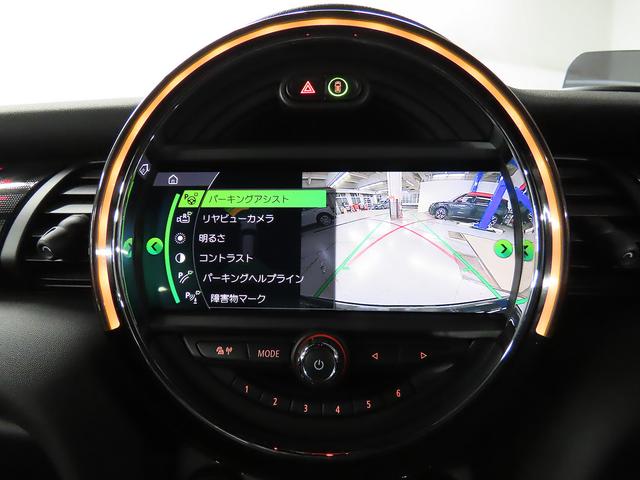 ＭＩＮＩ ジョンクーパーワークス　禁煙車　ＡＣＣ　衝突軽減ブレーキ　前車接近警告　パドルシフト　ヘッドアップディスプレイ　ＨＤＤナビ　バックカメラ　シートヒーター　パーキングアシスト（8枚目）