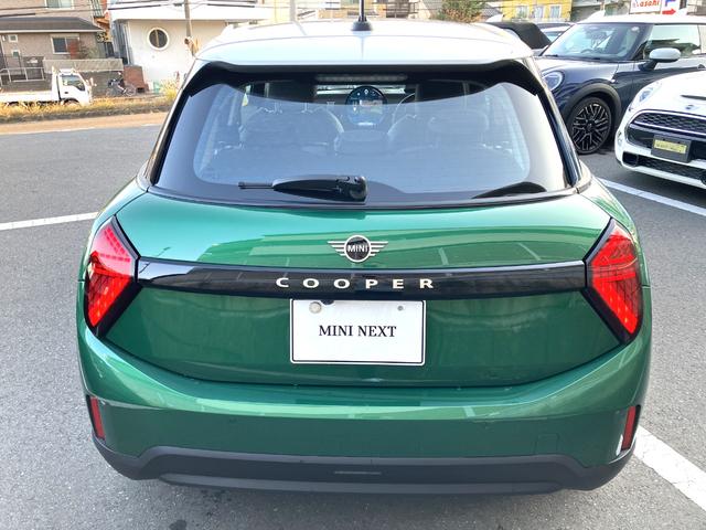 ＭＩＮＩ クーパーＣ　クラシック・トリム　禁煙車　クラッシックトリム　純正ナビ　ステアリングヒーター　事故回避ステアリング　パーキングアシスト　ＥＴＣ２．０　有機ＥＬセンターディスプレイ　ヘッドアップディスプレイ（4枚目）
