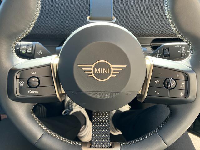 ＭＩＮＩ エースマンＥ　クラシック・トリム　禁煙車　衝突軽減ブレーキ　前車接近警告　ドライビングアシスト　パーキングアシスト　ＭＩＮＩナビゲーションシステム　パノラマビュー　ＬＥＤヘッドライト　ＥＴＣ２．０（9枚目）