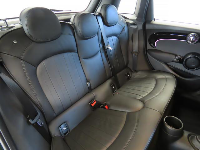 ＭＩＮＩ クーパー　レゾリュート・エディション　禁煙車　黒革シート　シートヒーター　衝突軽減ブレーキ　前車接近警告　パーキングアシスト　アップルカープレイ　バックカメラ　ドライブモード　ヘッドアップディスプレイ（3枚目）
