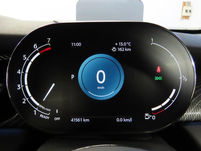 ＭＩＮＩ クーパー　レゾリュート・エディション　禁煙車　黒革シート　シートヒーター　衝突軽減ブレーキ　前車接近警告　パーキングアシスト　アップルカープレイ　バックカメラ　ドライブモード　ヘッドアップディスプレイ（6枚目）