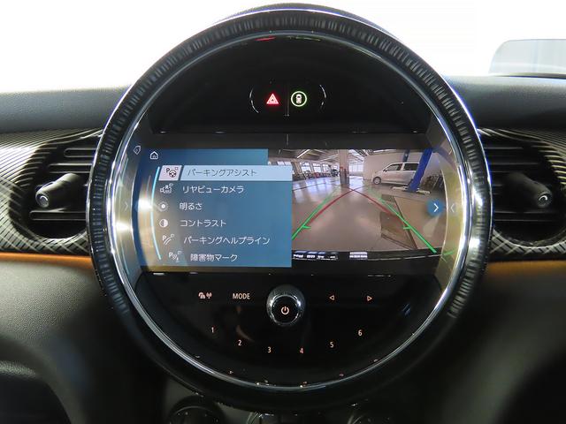 ＭＩＮＩ クーパー　レゾリュート・エディション　禁煙車　黒革シート　シートヒーター　衝突軽減ブレーキ　前車接近警告　パーキングアシスト　アップルカープレイ　バックカメラ　ドライブモード　ヘッドアップディスプレイ（8枚目）
