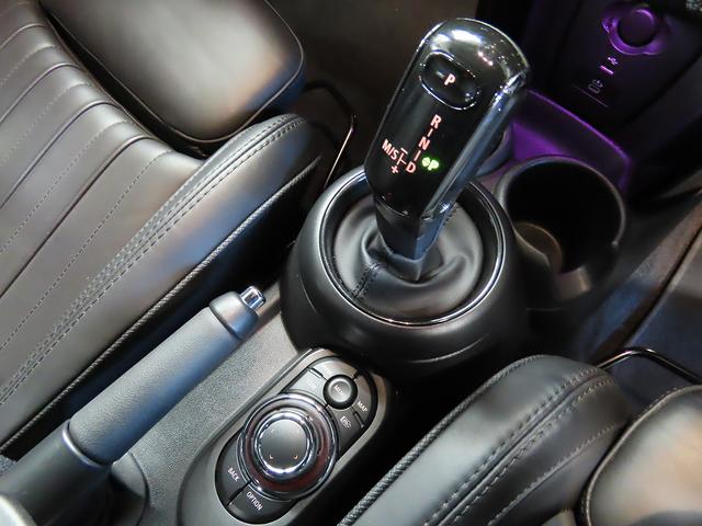 ＭＩＮＩ クーパー　レゾリュート・エディション　禁煙車　黒革シート　シートヒーター　衝突軽減ブレーキ　前車接近警告　パーキングアシスト　アップルカープレイ　バックカメラ　ドライブモード　ヘッドアップディスプレイ（9枚目）