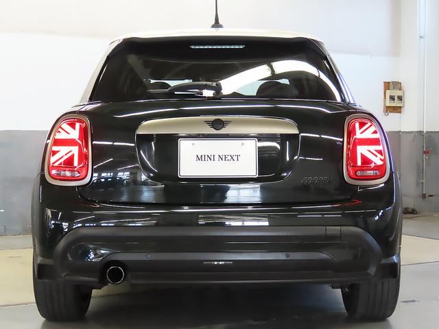 ＭＩＮＩ クーパー　レゾリュート・エディション　禁煙車　黒革シート　シートヒーター　衝突軽減ブレーキ　前車接近警告　パーキングアシスト　アップルカープレイ　バックカメラ　ドライブモード　ヘッドアップディスプレイ（22枚目）