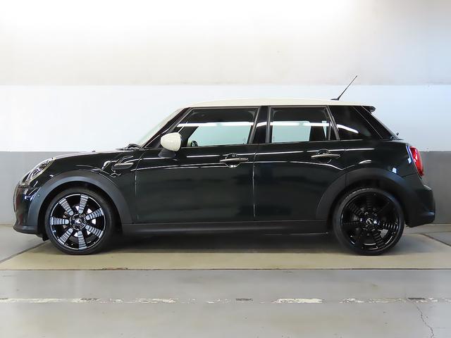ＭＩＮＩ クーパー　レゾリュート・エディション　禁煙車　黒革シート　シートヒーター　衝突軽減ブレーキ　前車接近警告　パーキングアシスト　アップルカープレイ　バックカメラ　ドライブモード　ヘッドアップディスプレイ（23枚目）