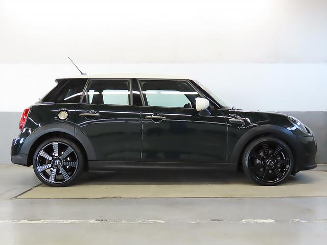 ＭＩＮＩ クーパー　レゾリュート・エディション　禁煙車　黒革シート　シートヒーター　衝突軽減ブレーキ　前車接近警告　パーキングアシスト　アップルカープレイ　バックカメラ　ドライブモード　ヘッドアップディスプレイ（24枚目）