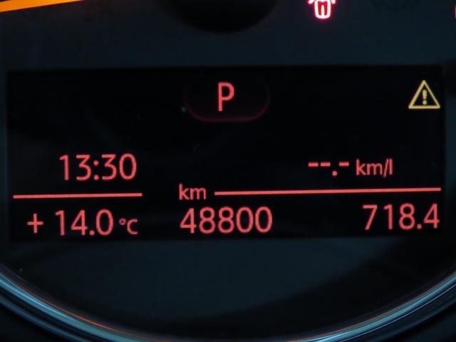 ＭＩＮＩ クーパーＤ　クロスオーバー　禁煙車　ＡＣＣ　衝突軽減ブレーキ　前車接近警告　ＨＤＤナビ　バックカメラ　電動リヤゲート　スマートキー　ＥＴＣ２．０　ＬＥＤヘッドライト　ＭＴモード付ＡＴ（5枚目）