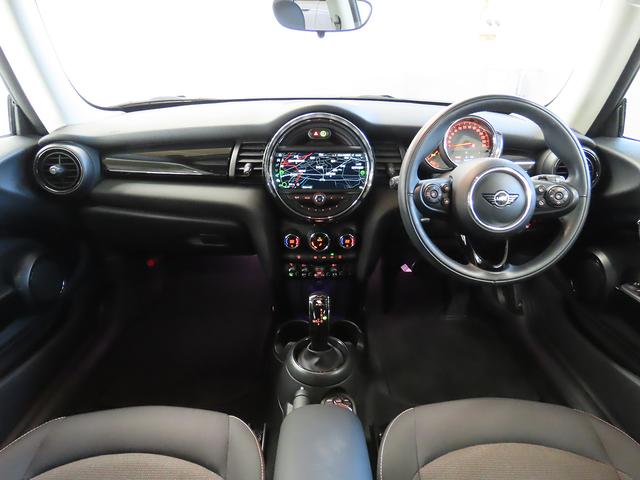 ＭＩＮＩ クーパー　バーガンディー　エディション　禁煙車　ＡＣＣ　衝突軽減ブレーキ　前車接近警告　障害物センサー　パーキングアシスト　ＨＤＤナビ　バックカメラ　スマートキー　ＬＥＤヘッドライト　ＭＴモード付ＡＴ（4枚目）