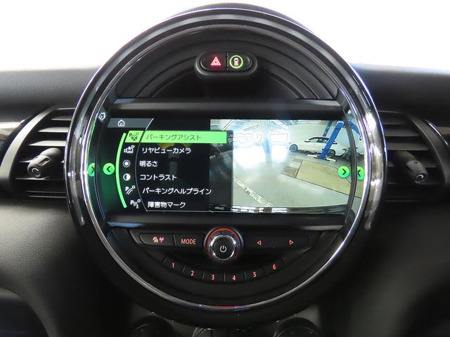 ＭＩＮＩ クーパー　バーガンディー　エディション　禁煙車　ＡＣＣ　衝突軽減ブレーキ　前車接近警告　障害物センサー　パーキングアシスト　ＨＤＤナビ　バックカメラ　スマートキー　ＬＥＤヘッドライト　ＭＴモード付ＡＴ（8枚目）