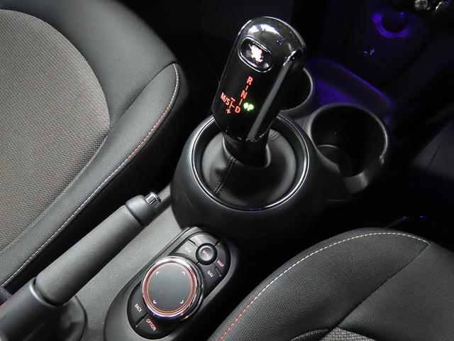 ＭＩＮＩ クーパー　バーガンディー　エディション　禁煙車　ＡＣＣ　衝突軽減ブレーキ　前車接近警告　障害物センサー　パーキングアシスト　ＨＤＤナビ　バックカメラ　スマートキー　ＬＥＤヘッドライト　ＭＴモード付ＡＴ（9枚目）