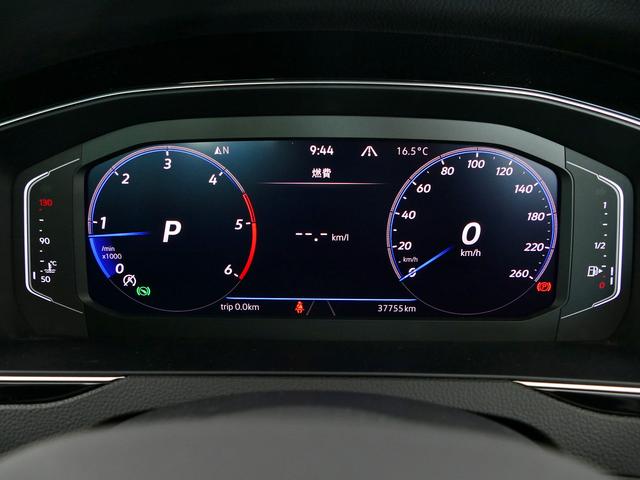 パサートヴァリアント ＴＤＩエレガンスアドバンス　後期型　黒レザーインテリア　ＩＱ．Ｌｉｇｈｔ　液晶メーター　ワイヤレスＣａｒｐｌａｙ対応純正ナビ　地デジ　ＥＴＣ２．０　アラウンドビューカメラ　電動テールゲート　純正１８ＡＷ　ＣＰＯ認定中古車（7枚目）