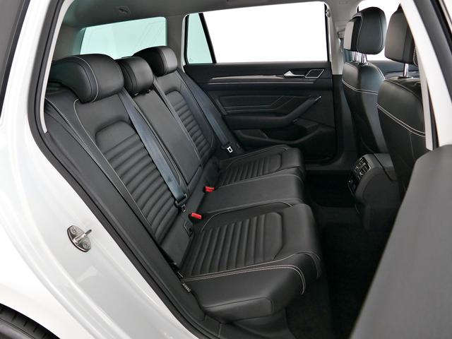 パサートヴァリアント ＴＤＩエレガンスアドバンス　後期型　黒レザーインテリア　ＩＱ．Ｌｉｇｈｔ　液晶メーター　ワイヤレスＣａｒｐｌａｙ対応純正ナビ　地デジ　ＥＴＣ２．０　アラウンドビューカメラ　電動テールゲート　純正１８ＡＷ　ＣＰＯ認定中古車（16枚目）