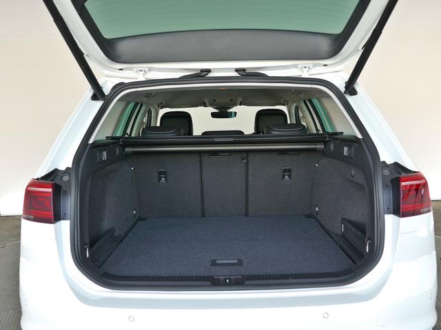 パサートヴァリアント ＴＤＩエレガンスアドバンス　後期型　黒レザーインテリア　ＩＱ．Ｌｉｇｈｔ　液晶メーター　ワイヤレスＣａｒｐｌａｙ対応純正ナビ　地デジ　ＥＴＣ２．０　アラウンドビューカメラ　電動テールゲート　純正１８ＡＷ　ＣＰＯ認定中古車（18枚目）