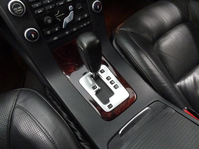 Ｖ７０ ２．５Ｔ　ＬＥ　記録簿　直列５気筒２５２０ＣＣターボ　アイシン製６速ＡＴ　令和６年Ａ／Ｃコンプレッサー交換済　純正１７インチアルミホイール　ＨＩＤ　ルーフレール（25枚目）