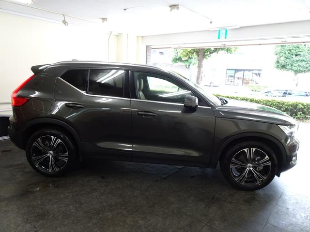 ＸＣ４０ Ｔ４　ＡＷＤ　インスクリプション　ワンオーナー　ユーザー買取車　記録簿　禁煙車　衝突軽減ブレーキ　直列４気筒２０００ＣＣターボ　アイシン製８速ＡＴ　ブラインドスポット　レーンキープ　パイロットアシスト　カープレイ　ＬＥＤ　純正アルミ（11枚目）