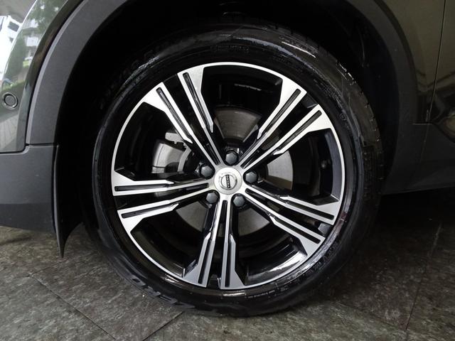 ＸＣ４０ Ｔ４　ＡＷＤ　インスクリプション　ワンオーナー　ユーザー買取車　記録簿　禁煙車　衝突軽減ブレーキ　直列４気筒２０００ＣＣターボ　アイシン製８速ＡＴ　ブラインドスポット　レーンキープ　パイロットアシスト　カープレイ　ＬＥＤ　純正アルミ（18枚目）