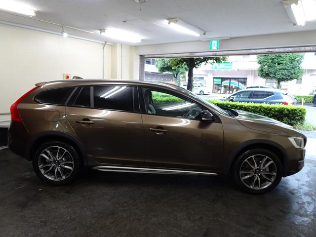 V60 クロスカントリー T5 AWD SE 下取車 記録簿 禁煙車 4WD 衝突軽減ブレーキ スペアキー ブラインドスポット レーンキープ 直列5気筒2500CCターボ アイシン製6速AT(11枚目)