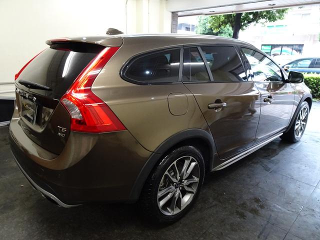 V60 クロスカントリー T5 AWD SE 下取車 記録簿 禁煙車 4WD 衝突軽減ブレーキ スペアキー ブラインドスポット レーンキープ 直列5気筒2500CCターボ アイシン製6速AT(15枚目)